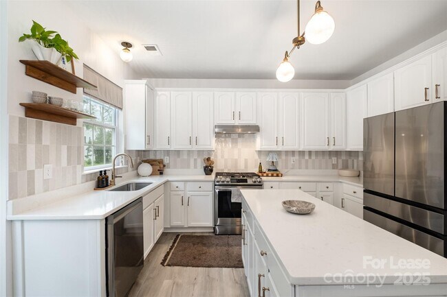 Building Photo - 2435 Alaqua Ct
