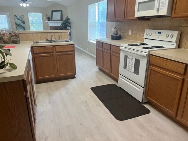 Building Photo - TOTALLY UPDATED & Spacious 4/2/2 in Fort Worth