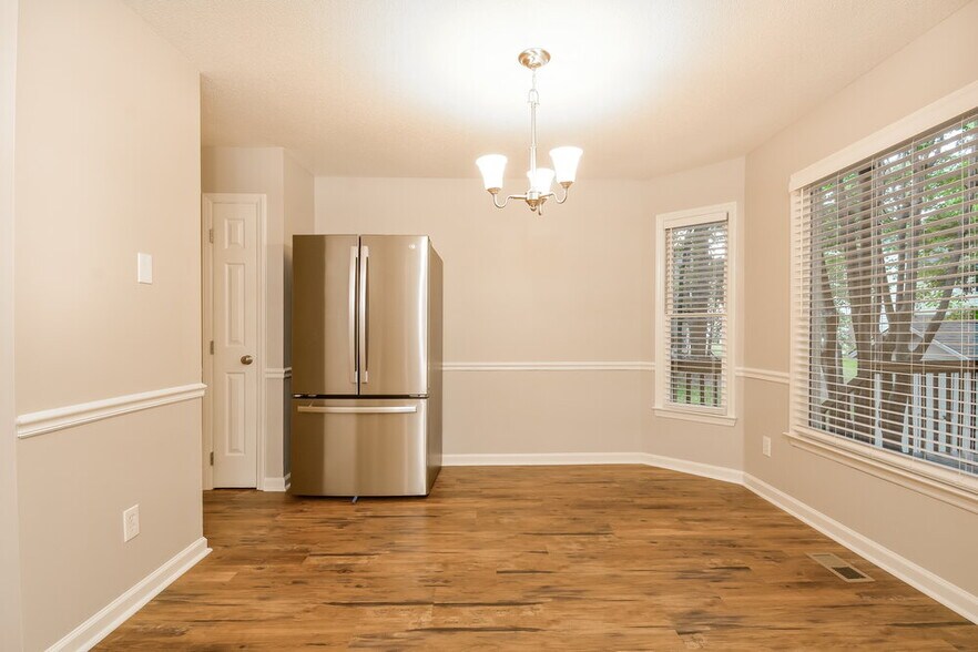 Building Photo - 4504 Aviemore Crescent