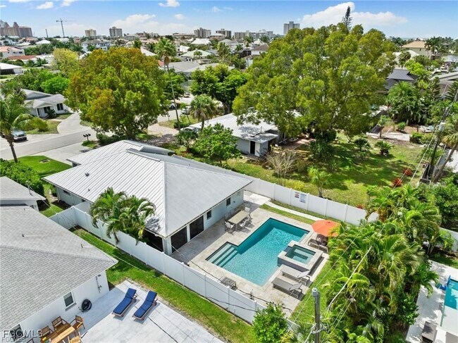 Building Photo - 521 102nd Ave N