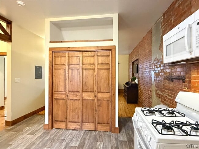 Building Photo - 1017 White Pl