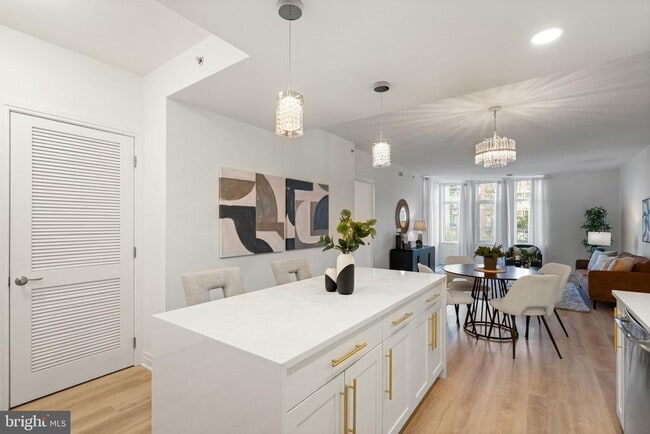 Building Photo - 8220 Crestwood Heights Dr