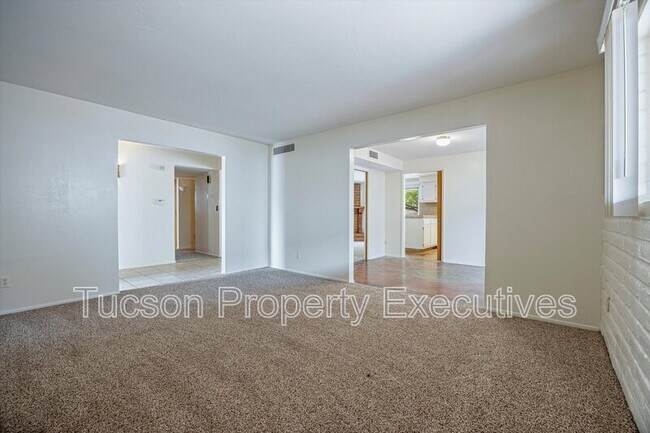 Building Photo - 3534 N Palmer Dr