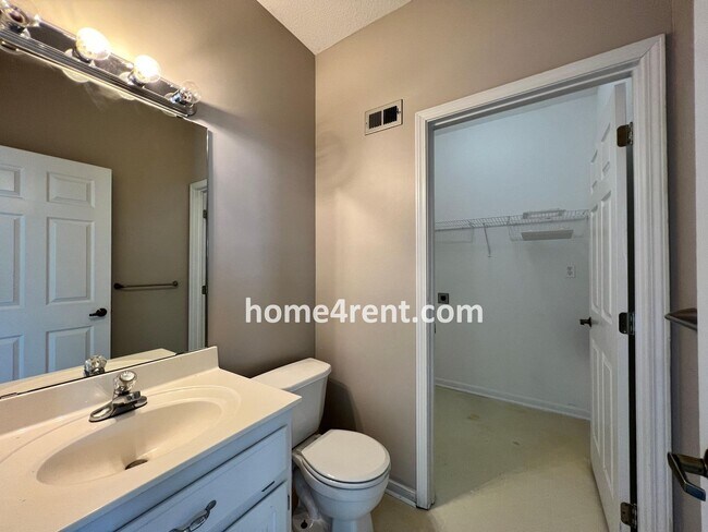 Building Photo - Wonderful Northland Home w/ Hardwood Floors and Plenty of Space!!