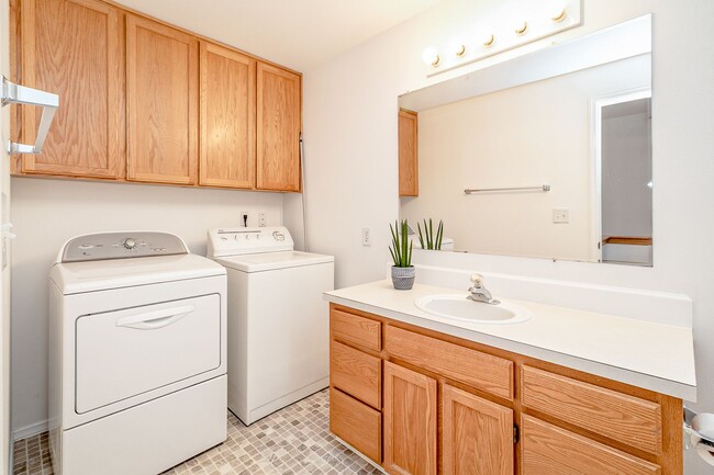 Building Photo - Modern Comfort in Silver Lake | 3-Bed, 2.5-Bath Home