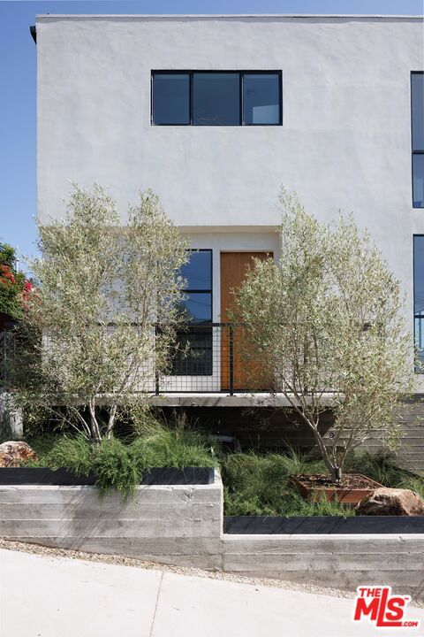 Building Photo - 1624 Micheltorena St