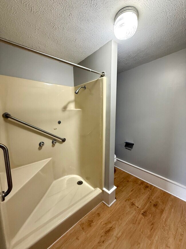 Building Photo - 927 E Mt Vernon St