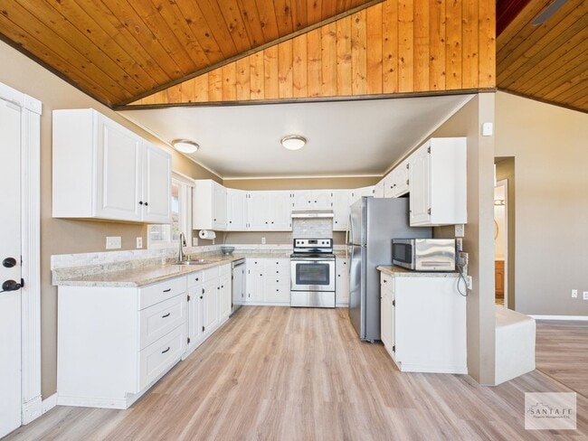 Building Photo - Single Family Home minutes from Los Alamos...