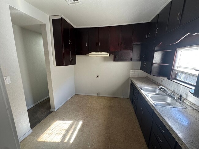 Building Photo - Cozy Three Bedroom House for Rent!