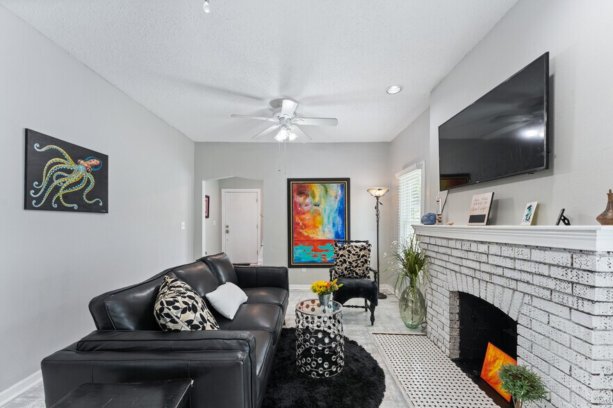 living room - 914 8th St N