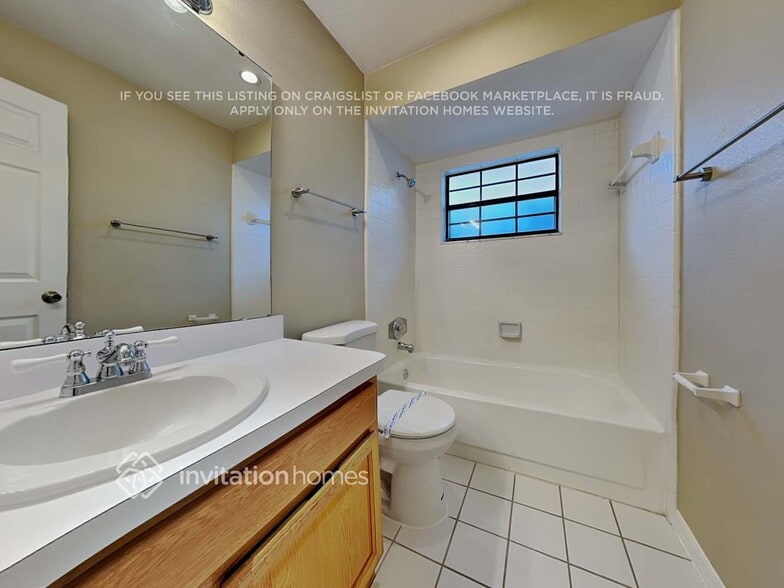 Building Photo - 1453 Hyde Park Dr