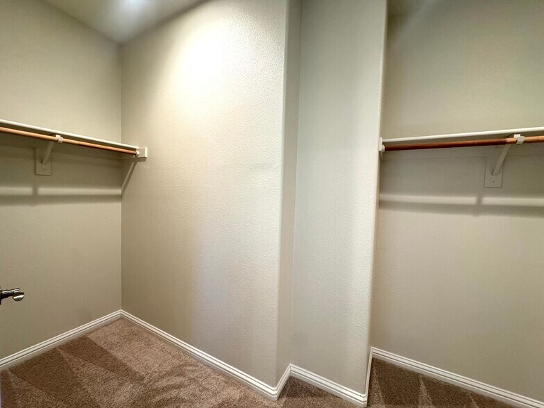 Building Photo - 2616 Admiral Cir