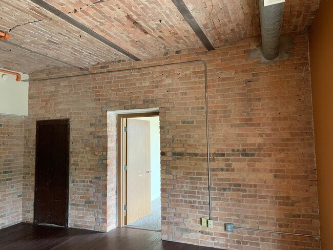 Building Photo - 215 Douglas St