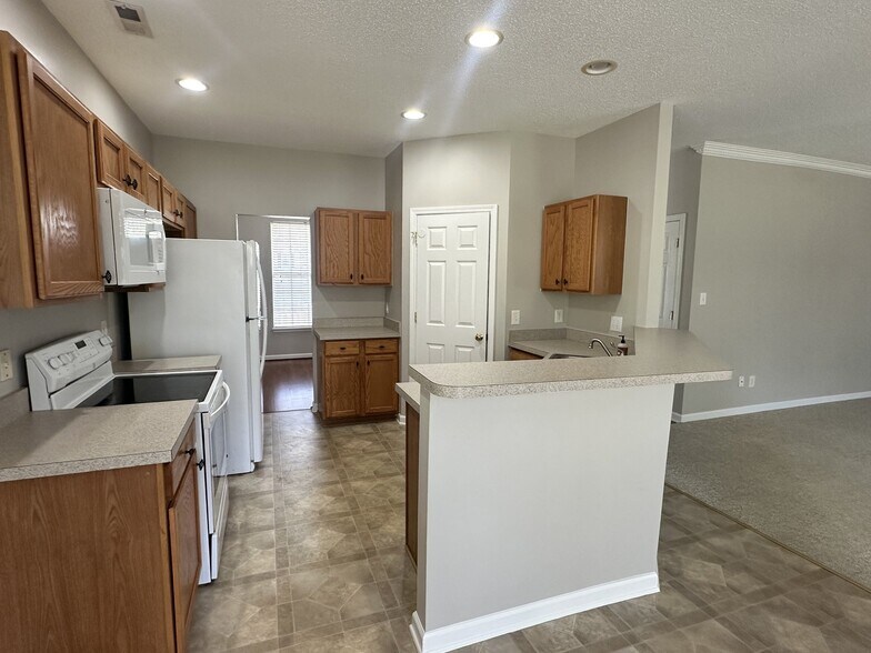 Building Photo - 8017 Hill-N-Dale Dr