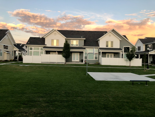 Building Photo - Great Taylorsville Townhome