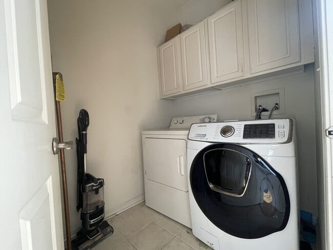 Building Photo - 4702 N Lamon Ave