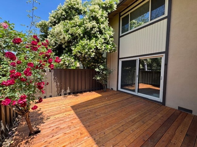 Building Photo - Updated 3 bedroom, 2.5 bath, 2 story townh...