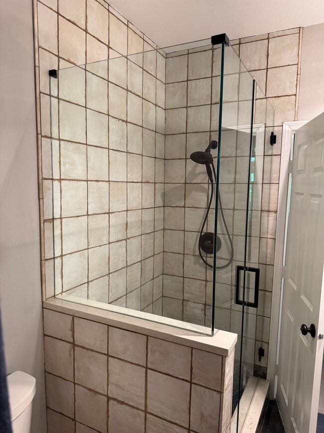 Building Photo - Gorgeous Townhome with W/S/G AND Gas!