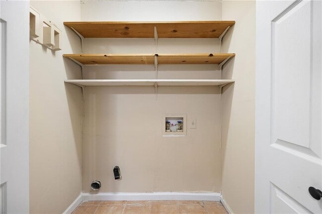 Building Photo - 2898 Lakemont Dr SW