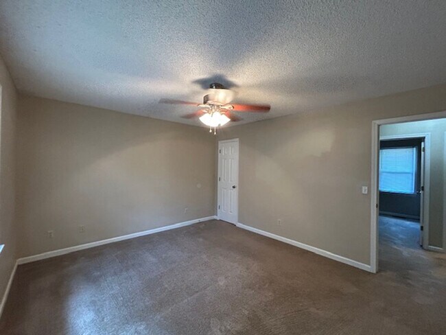 Building Photo - Mallwood- 2 Bedroom, 1.5 Bath Townhouse-$2...