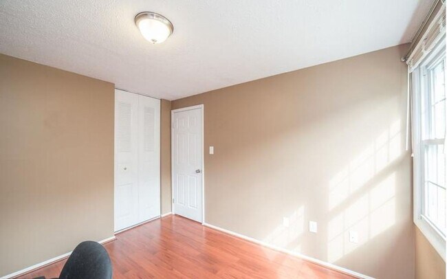 Building Photo - Well maintained 3 bedroom townhouse in established Frederick community ready early May!