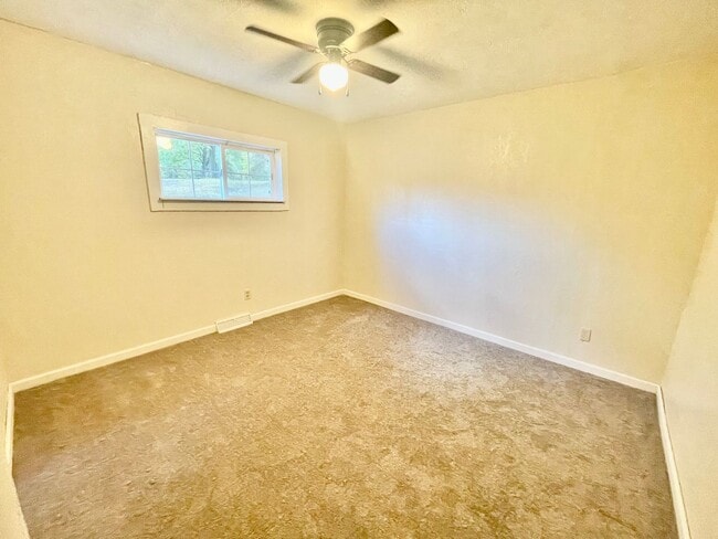 Building Photo - MUST SEE! 3 Bed 1 Bath Aliquippa PA