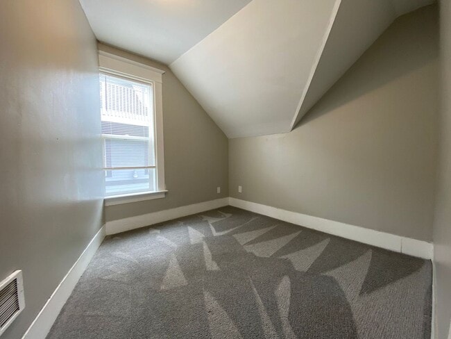 Building Photo - Drexel Stadium - M St Triplex