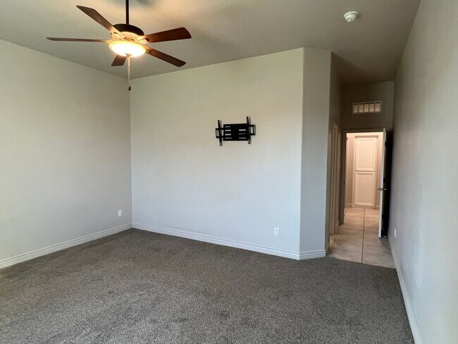 Building Photo - 4 BEDROOM HOME!