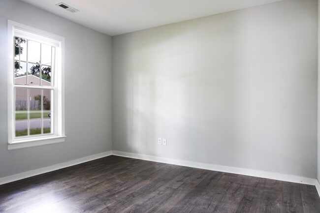 Building Photo - 8001 Clovertree Ct