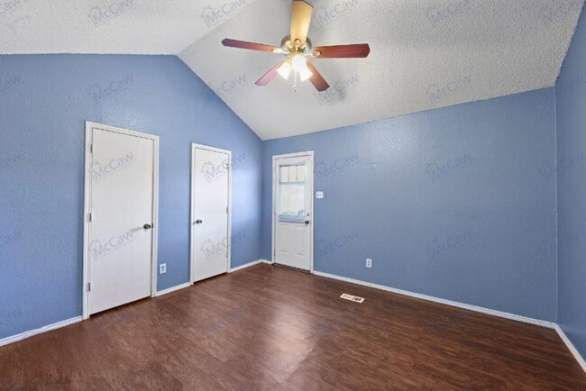 Building Photo - 800 Bluebonnet Dr