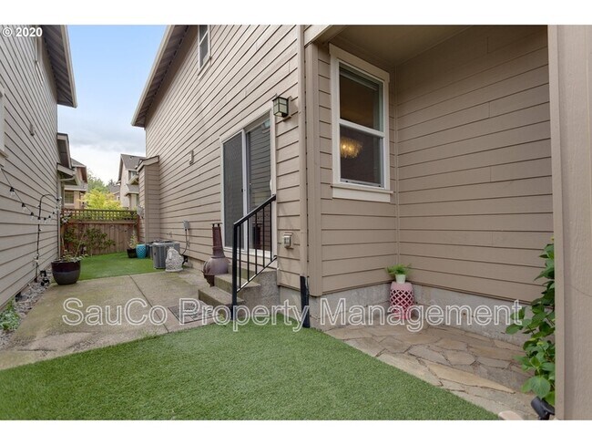 Building Photo - 10573 NE Summer Falls St
