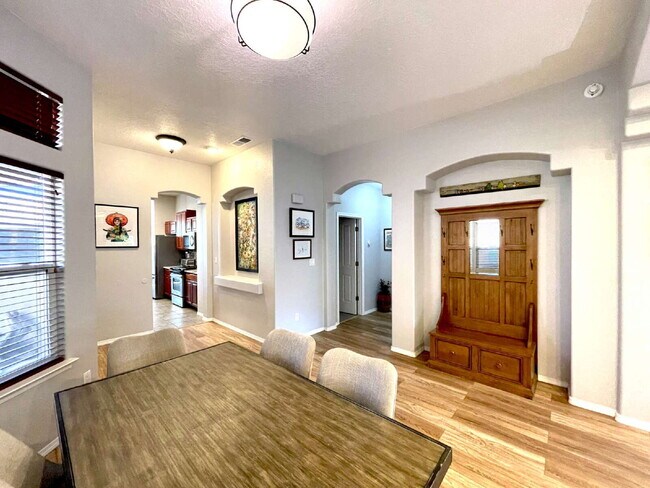 Building Photo - High Desert Beauty! Community Pool!