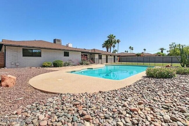 Building Photo - 3013 S Fairway Dr