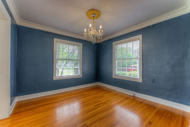 Building Photo - Beautiful 3 bed/3 full baths PLUS flex spa...