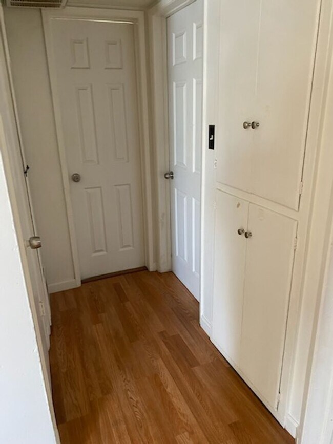 Building Photo - 2 Bedroom Bakersfield Beauty!