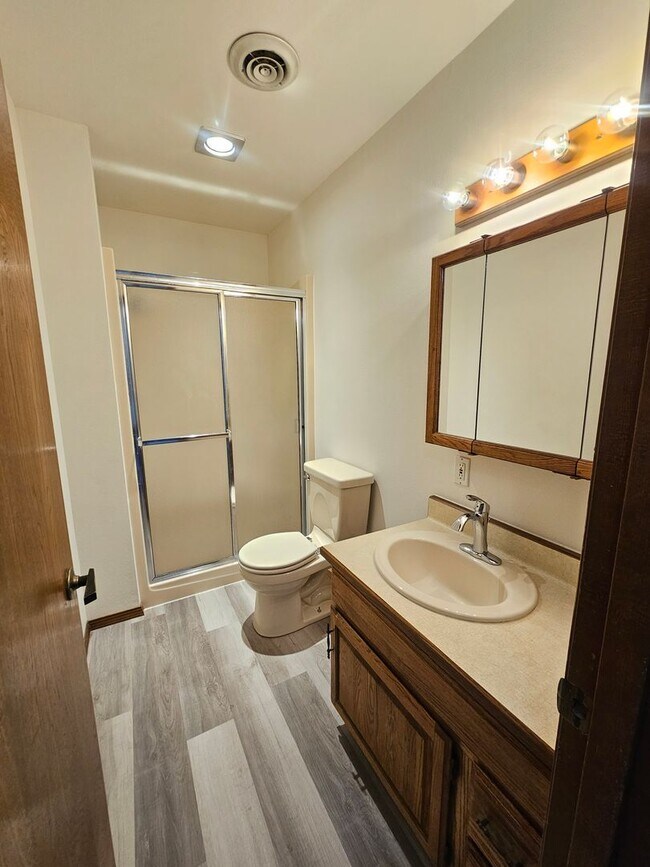 Building Photo - Beautiful 4 Bedroom Home on the Lake-May Rent FREE!