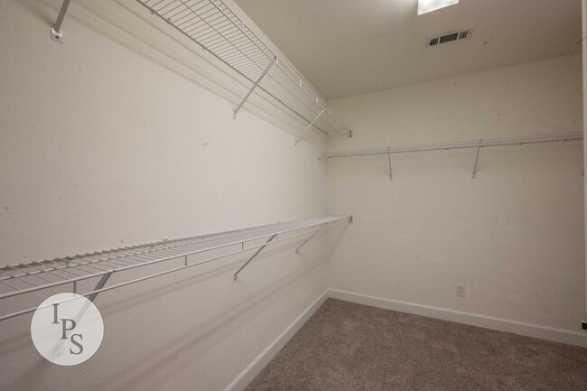Building Photo - North Fresno Home, 4BR/3BA, in CUSD - Lots of Amenities!