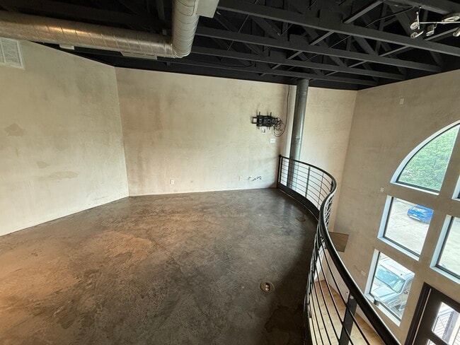 Building Photo - 825 W Daggett Ave