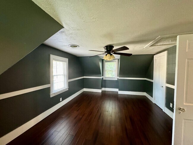 Building Photo - 129 Laurel Rd