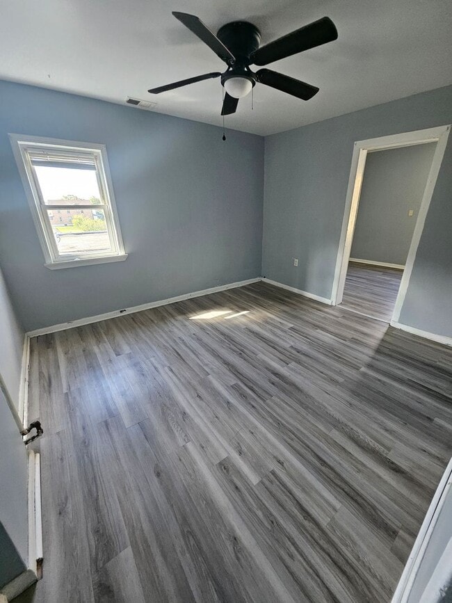 Building Photo - Upper 1 bedroom unit gas included