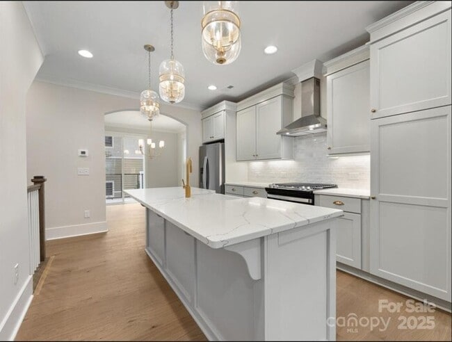 Building Photo - Beautiful and spacious 4-bedroom, 5-bath h...