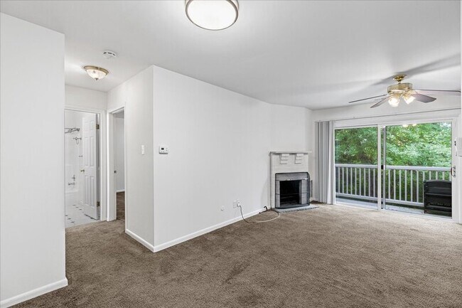 Building Photo - 703 Camelback Ct