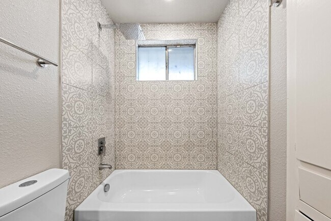 Building Photo - 4402 Seabreeze Dr