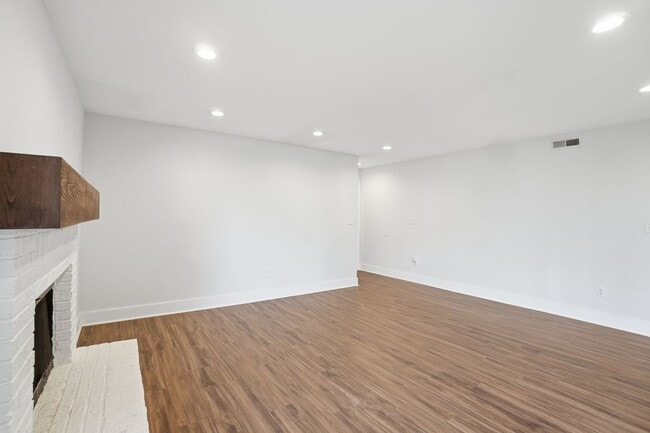 Building Photo - Beautifully Updated Condo with High-End Finishes Throughout