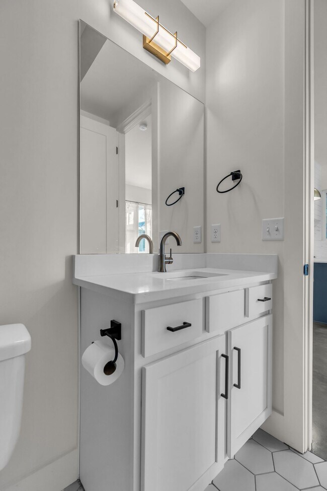 Building Photo - 715 32nd Ave N