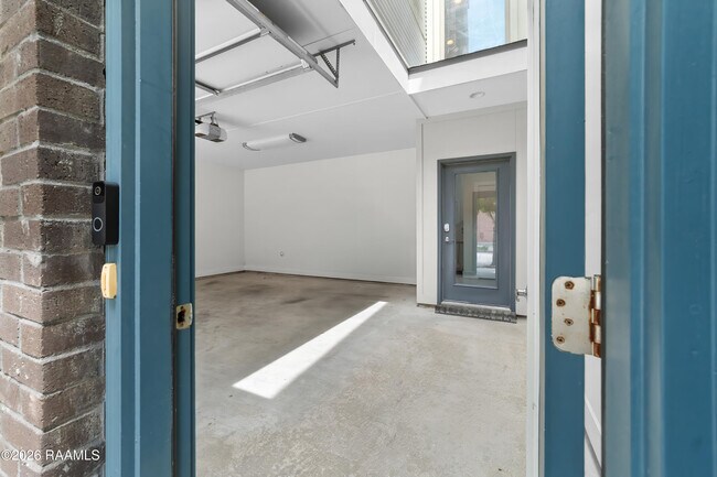 Building Photo - 212 Highland Oaks Ln