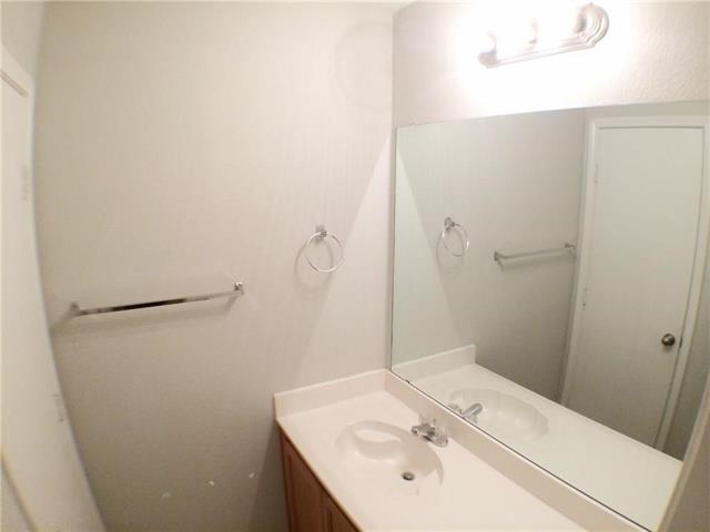 Building Photo - 2301 Kingsway Dr