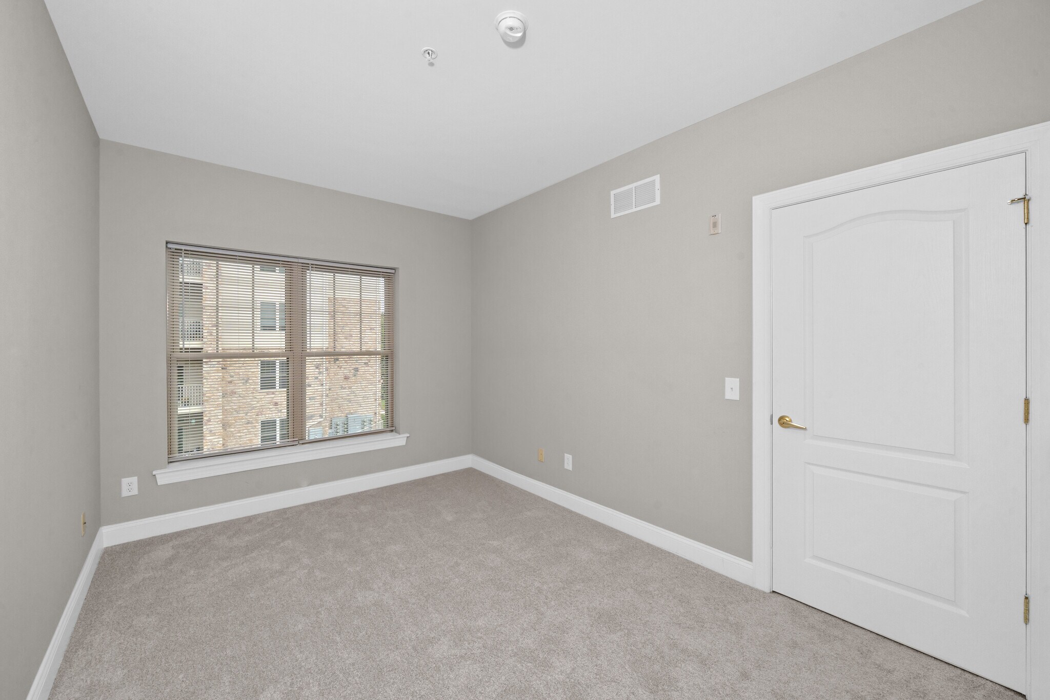 Building Photo - 2000 Fountainview Cir