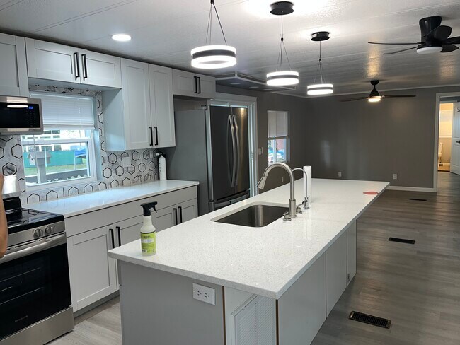 Building Photo - 9995 SE 170th Pl