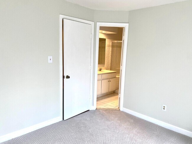Building Photo - 3313 Sir Thomas Dr